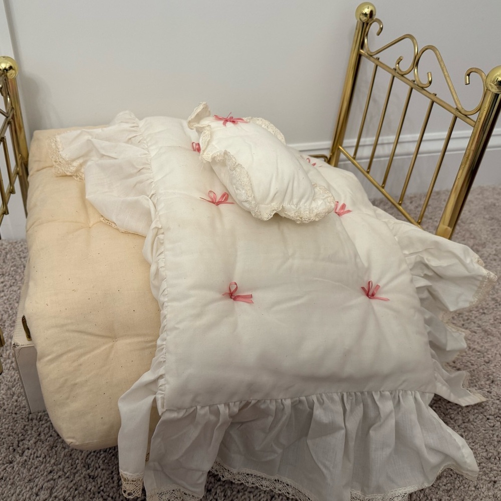 Pleasant Company Vintage 1994 American Girl Collection Brass Bed, Bedding - Picture 5 of 6